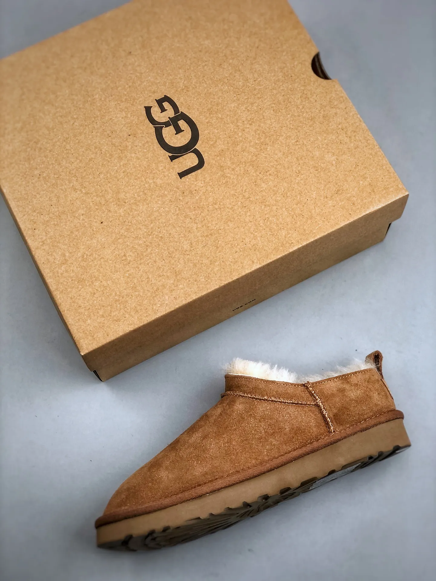 Local self-pickup💰520 supports store placement. The top version of ugg on the market. 25 new models. UGG Elea Slip-On. Thin and light slip-on. Home, office, air-conditioned room. Easy to match, super fashionable and long-leg welfare model. Produced by a large foreign trade factory in Guangzhou. Toe to insole. Genuine sheep fur integrated. Independent outer box packaging. Chip with waterproof technology. Different from any version on the market. Independently developed original outsole and cashmere insole to keep you warm in winter and suitable for home use. In recent years, uug has launched a style series that is partially geared towards the preferences of young consumers and has also moved to the forefront of fashion trends. Shoe body material Water-repellent coated suede upper 17 mm UGGPURE™ implanted wool insole Lightweight non-slip and comfortable rubber outsole With brand LOGO trademark Comes with a full set of packaging Size: 35-40